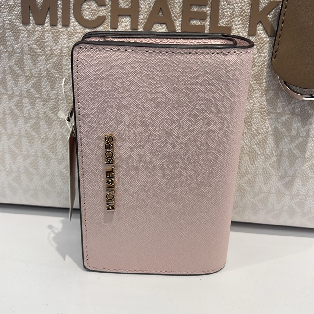 Michael Kors Medium Saffiano Leather Wallet
Powder Blush
NWT
L - Picture 8 of 16